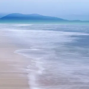 RF - La spiaggia di Luskentyre con marea in arrivo, montagne a distanza. Isola di Lewis e Harris, Ebridi Estere, Scozia, Regno Unito. Ottobre 2018. (Questa immagine può essere licenziata sia come gestita dai diritti che come gratuita.) RF - La spiaggia di Luskentyre con marea in arrivo, montagne a distanza. Isola di Lewis e Harris, Ebridi Estere, Scozia, Regno Unito. Ottobre 2018. (Questa immagine può essere licenziata sia come gestita dai diritti che come gratuita.)