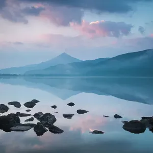 Schiehallion riflesso in Loch Rannoch all'alba, Perthshire, Scozia, Regno Unito. Schiehallion riflesso in Loch Rannoch all'alba, Perthshire, Scozia, Regno Unito.