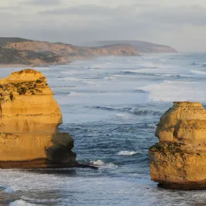 Estacas de mar en la costa a la luz del atardecer. Doce Apóstoles, Parque Nacional Port Campbell. Estacas de mar en la costa a la luz del atardecer. Doce Apóstoles, Parque Nacional Port Campbell.