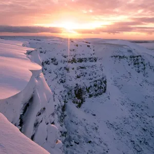 Snaking cornice edge above Alport Dale, Peak District National Park, Derbyshire, UK Snaking cornice edge above Alport Dale, Peak District National Park, Derbyshire, UK