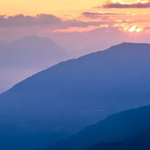 Le soleil se lève sur le paysage montagneux à l'aube. Nordtirol, Tirol, Alpes autrichiennes, Autriche. Le soleil se lève sur le paysage montagneux à l'aube. Nordtirol, Tirol, Alpes autrichiennes, Autriche.