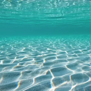 Raggi di sole, rifratti su un fondale marino poco profondo. Alghero, Sardegna, Italia. Mar Mediterraneo Raggi di sole, rifratti su un fondale marino poco profondo. Alghero, Sardegna, Italia. Mar Mediterraneo