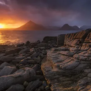 Puesta de sol sobre las montañas Cullin desde la costa de Elgol, isla de Skye, Escocia, Reino Unido, abril. Puesta de sol sobre las montañas Cullin desde la costa de Elgol, isla de Skye, Escocia, Reino Unido, abril.