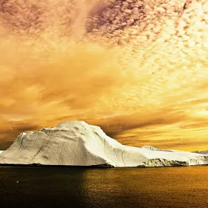 Puesta de sol sobre un iceberg. Jakobshavn, Ilulissat, Kangia, Icefjord, Groenlandia. Agosto 2006 Puesta de sol sobre un iceberg. Jakobshavn, Ilulissat, Kangia, Icefjord, Groenlandia. Agosto 2006
