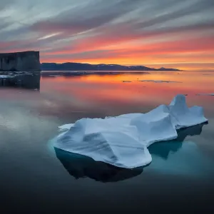 Tramonto di fronte all'Isola Scott, con pezzi galleggianti di ghiaccio marino, Inlet Scott, Isola Baffin, Artico canadese, agosto 2015. Tramonto di fronte all'Isola Scott, con pezzi galleggianti di ghiaccio marino, Inlet Scott, Isola Baffin, Artico canadese, agosto 2015.