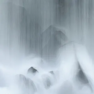 Schwarze Wasserfälle verstecken eine Wand aus Basalthöhlen in Vatnajökulls Nationalpark, Island im Juli Schwarze Wasserfälle verstecken eine Wand aus Basalthöhlen in Vatnajökulls Nationalpark, Island im Juli