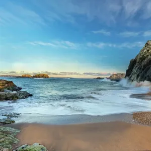 Vista di una spiaggia isolata vicino al porto di Ballintoy, contea di Antrim, mare d'Irlanda, Irlanda del Nord. Dicembre 2021. Vista di una spiaggia isolata vicino al porto di Ballintoy, contea di Antrim, mare d'Irlanda, Irlanda del Nord. Dicembre 2021.