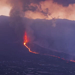 Volcanic eruption and lava flow, Cumbre Vieja Volcano. La Palma. Canary Islands