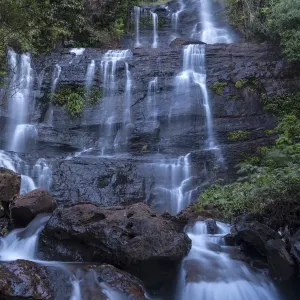 Chute d'eau pendant la mousson, parc national de Kudremukh, Ghats occidentaux UNESCO Nature. Chute d'eau pendant la mousson, parc national de Kudremukh, Ghats occidentaux UNESCO Nature.