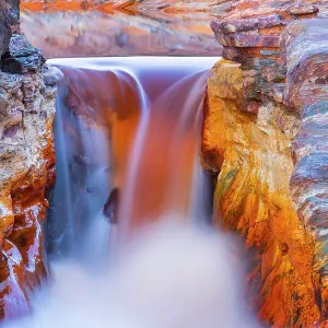 Cascada en el río Rojo, fluyendo por un barranco en la Sierra Morena, Andalucía, España. Enero. Cascada en el río Rojo, fluyendo por un barranco en la Sierra Morena, Andalucía, España. Enero.