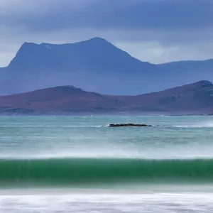Wellen brechen am Strand von Mellon Udrigle mit dem Berg Beinn Ghobhlach im Hintergrund; Wester Ross (Schottland), Vereinigtes Königreich; Januar 2022 Wellen brechen am Strand von Mellon Udrigle mit dem Berg Beinn Ghobhlach im Hintergrund; Wester Ross (Schottland), Vereinigtes Königreich; Januar 2022