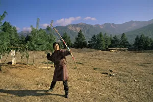 Images Dated 16th October 2006: Archery competition, National Sport of Bhutan, Central Bhutan 2001