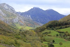 Images Dated 17th October 2017: Autumn in Somiedo National Reserve, Cantabrian Mountains, Asturias, Spain. October