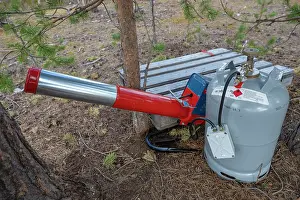 Lapland Prints: Compressed air device which makes a loud gun-like sound to scare predators from domestic Reindeer herd