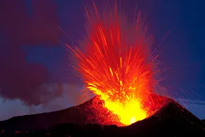 Images Dated 7th April 2010: Eyjafjallajkull volcano erupting, Fimmvruhls area, Iceland, 7th of April 2010