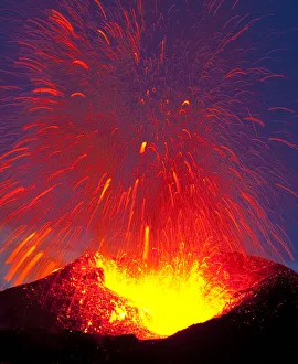 Images Dated 7th April 2010: Eyjafjallajkull volcano erupting, Fimmvruhls area, Iceland, 7th of April 2010