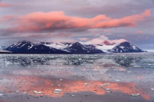 Images Dated 23rd August 2014: First sunset in Arctic since the spring, in Spitsbergen, Svalbard Archipelago, Norway