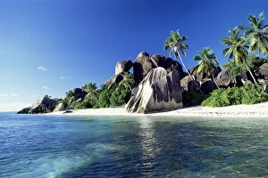 Images Dated 16th August 2005: Granite outcrop, Source d argent beach, La Digue, Seychelles. Coastal landscape