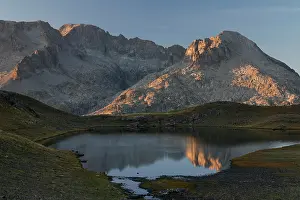 Golden Hour Prints: Llena Cantal Lake and Balaitus Mountains at sunset
