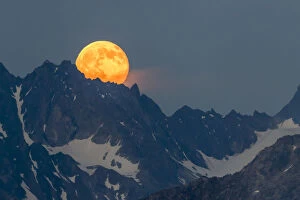 Images Dated 2nd July 2015: Full moon rising over the Verpeilspitze (3430m). This peak is part of the Glockturmkamm