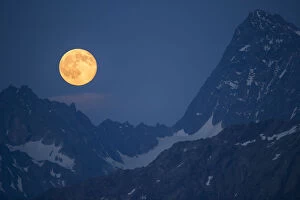 Images Dated 2nd July 2015: Full moon rising between the Verpeilspitze (3430m, left) and the Watzespitze (3554m, right)
