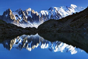 Images Dated 16th September 2008: Mountain landscape, Lac Blanc with Aiguilles de Chamonix, Mont Blanc (4, 810m) far right