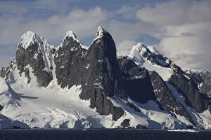 Mountains Collection: Mountains on the coast of the South Sheltand Islands, Lemaire Channel, Antarctic Peninsula