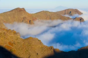 Images Dated 23rd March 2009: Mountains with low clouds surrounding them, La Caldera de Taburiente National Park