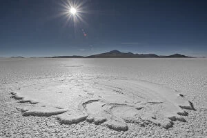 Images Dated 27th April 2017: RF- Landscape of salt pan with sun high above, Salar de Uyuni, Altiplano, Bolivia