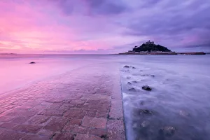 Ross Hoddinott Collection: RF - St Michaels Mount and old causeway at sunrise, Marazion, Cornwall, UK. October 2015