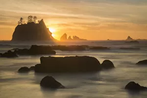 Images Dated 16th January 2014: Rock formations silhouetted at sunset on the Pacfic coast of Olympic National Park