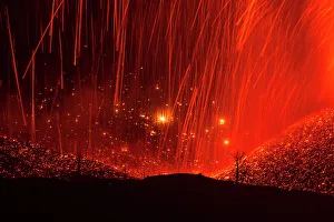 Temperature Gallery: Spectacular volcanic eruptions fron the Cumbre Vieja Volcano, La Palma, Canary Islands. Spain