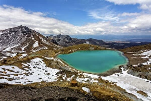 Mountains Collection: The upper Emerald Lake on the Tongariro Crossing, looking east, it striking colours