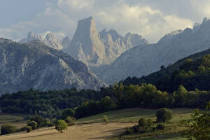 Spain Collection: View towards Naranjo de Bulnes (Picu Urriellu) a distinctive 2519m limestone peak