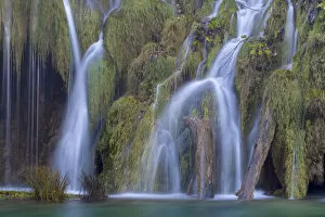 Waterfalls Gallery: Water cascading over naturally formed tufa dam